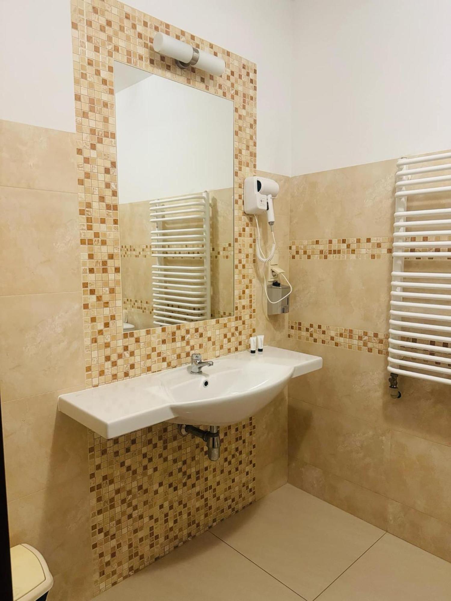 Magiczna Farma Hotel Obiady Maka I Magia ซัมบรูฟ ภายนอก รูปภาพ